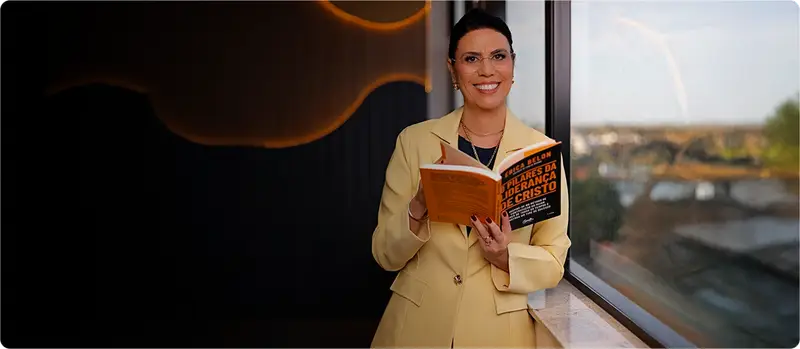 Dra. Érica Belon com seu livro